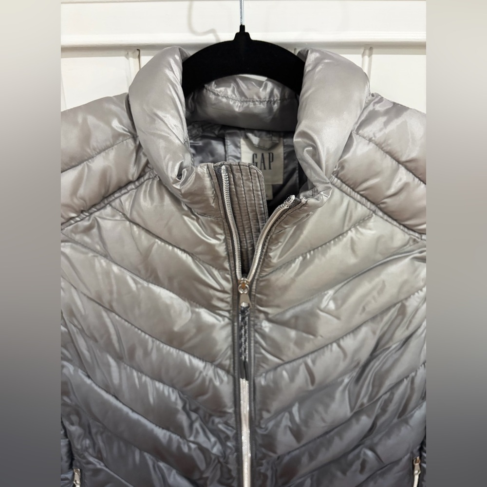 GAP Silver Hombre Puffer Vest - Picture 2 of 6
